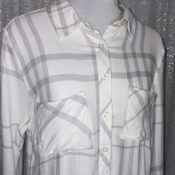 Romeo+Juliet Couture White and Gray Plaid Button-Up Shirt - Picture 2 of 6